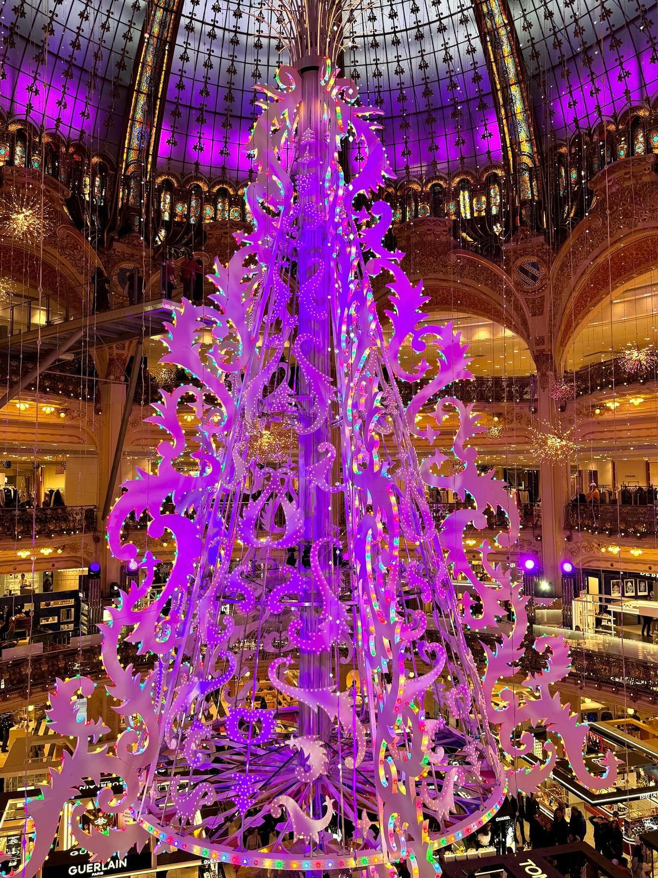 Weihnachtsbaum in den Galeries Lafayette 2024